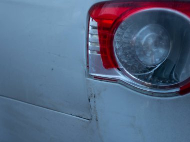 Bir arabanın farları.