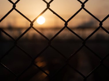 Eski paslı metal çitler