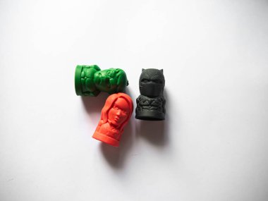 Küçük heykelcikler, akşam yemeği üç çiçekli kahramanlar.