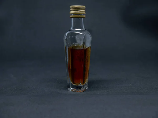 Flasche Und Glas Brandy Auf Schwarzem Hintergrund — Stockfoto