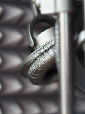 Akustik paralon piramidinin arka planındaki kayıt stüdyosunda siyah kapalı kulaklıklar.