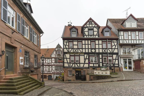 Vista de rua de uma cidade medieval Gelnhausen . — Fotografia de Stock