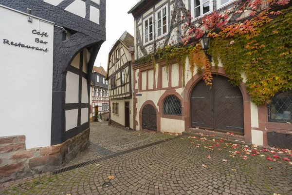 Vista de rua de uma cidade medieval Gelnhausen . — Fotografia de Stock