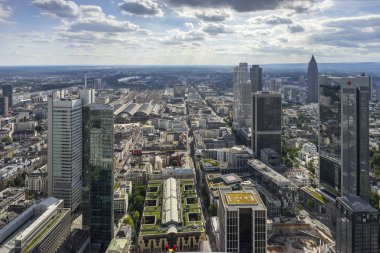 Frankfurt am Main siluetinin panoramik görünüm.