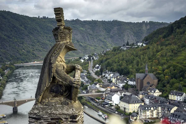 The statue at the Cochem Castle — Stock Photo, Image