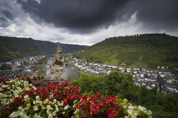 The statue at the Cochem Castle — Stock Photo, Image