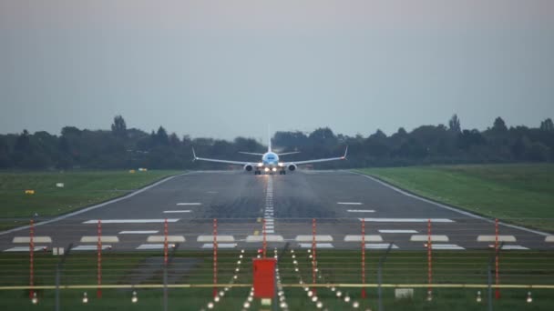 Descolagem do avião de passageiros do aeroporto de Hannover ao pôr-do-sol — Vídeo de Stock