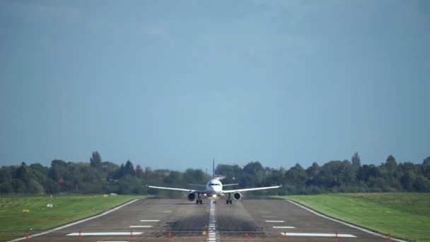 Despegue del avión de pasajeros desde el aeropuerto de Hannover al atardecer — Vídeos de Stock