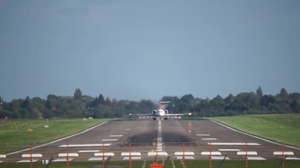 Descolagem do avião de passageiros do aeroporto de Hannover ao pôr-do-sol — Vídeo de Stock