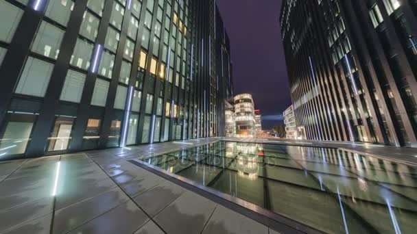 Moderne Architektur im Düsseldorfer Medienhafen zur blauen Stunde — Stockvideo