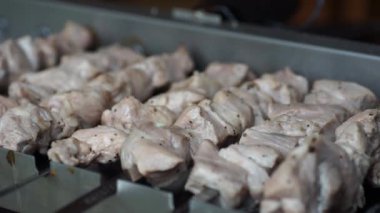 Güzel kokulu kebap ızgara döner üzerinde şiş üzerinde kavrulmuş