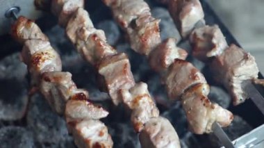 Güzel kokulu kebap ızgara döner üzerinde şiş üzerinde kavrulmuş