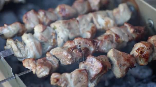 Duftende kebab stekes på spyd på grillen som roterer – stockvideo