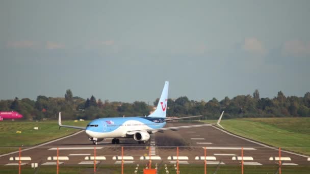 Hannover, Alemanha - 01 de outubro de 2017: O avião de passageiros pousa no aeroporto de Hanôver — Vídeo de Stock