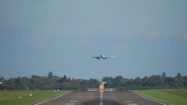 O avião de passageiros pousa no aeroporto de Hanôver — Vídeo de Stock