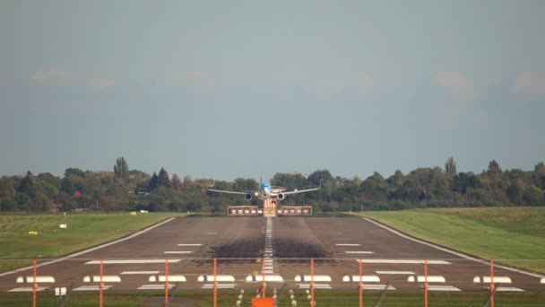 O avião de passageiros pousa no aeroporto de Hanôver — Vídeo de Stock