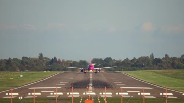 Взлет пассажирского самолета из аэропорта Ганновера — стоковое видео