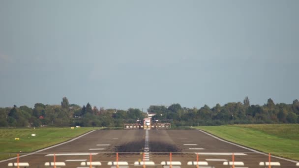 Despegue del avión de pasajeros desde el aeropuerto de Hannover — Vídeos de Stock