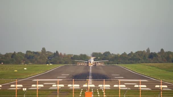 Despegue del avión de pasajeros desde el aeropuerto de Hannover — Vídeos de Stock