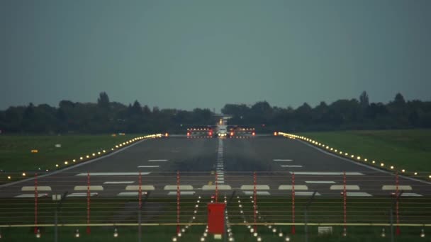 旅客飛行機離陸ハノーバー空港から — ストック動画