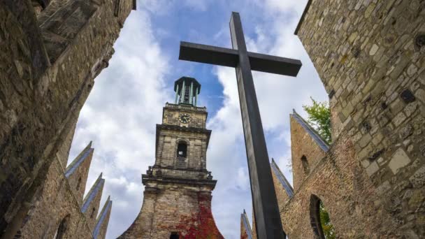 Aegidienkirche 纪念战争和权力的受害者。在 1943 年教堂被摧毁以空袭在汉诺威的炸弹。不重建了教堂，. — 图库视频影像