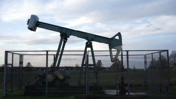 Unidade de bombeamento está trabalhando no campo de petróleo na Baixa Saxônia perto de Hannover — Vídeo de Stock
