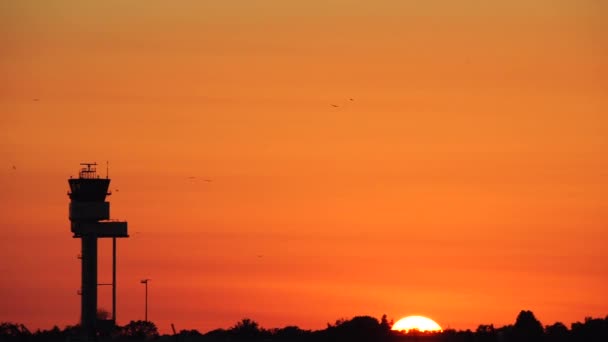 Wieża kontroli ruchu lotniczego w zachód słońca — Wideo stockowe