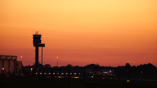 Torre de controle de tráfego aéreo ao pôr do sol — Vídeo de Stock