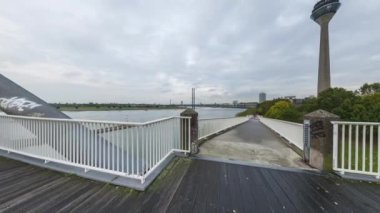 Dusseldorf alacakaranlıkta. 360 derece panoramik sorunsuz döngü