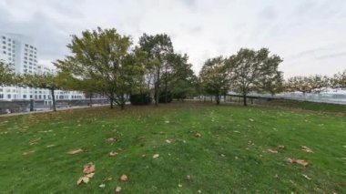 Dusseldorf alacakaranlıkta. 360 derece panoramik sorunsuz döngü