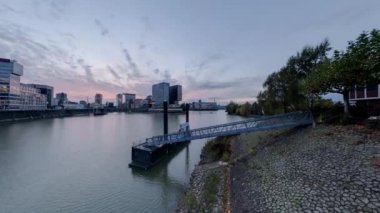 Dusseldorf alacakaranlıkta. 360 derece panoramik sorunsuz döngü