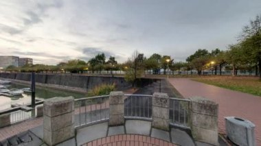 Dusseldorf alacakaranlıkta. 360 derece panoramik sorunsuz döngü