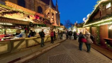 Hannover, Almanya - 05 Aralık 2015: Noel aydınlatma ve Hannover sokak dekorasyon. Sorunsuz video döngü.