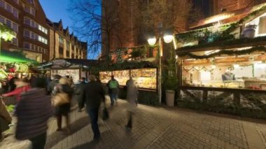 Hannover, Almanya - 05 Aralık 2015: Noel aydınlatma ve Hannover sokak dekorasyon. Sorunsuz video döngü.