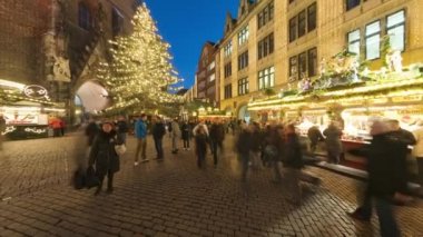 Hannover, Almanya - 05 Aralık 2015: Noel aydınlatma ve Hannover sokak dekorasyon. Sorunsuz video döngü.