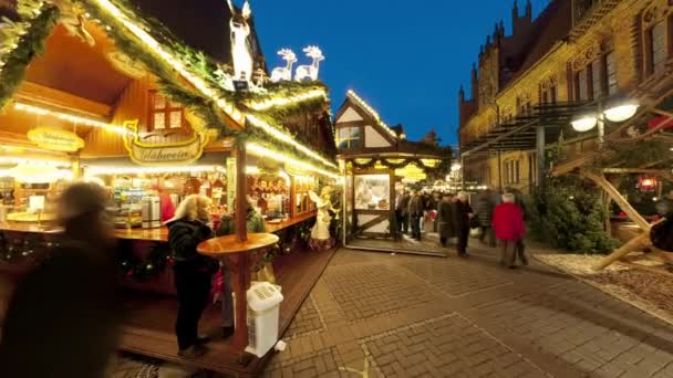 Ганновер, Германия - 5 декабря 2015 года: Рождественское освещение и уличное оформление в Ганновере. Бесшовный видеоцикл . — стоковое видео