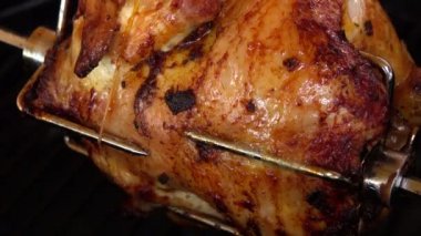 Güzel kokulu tavuk şiş ızgara döner üzerinde üzerinde kavrulmuş