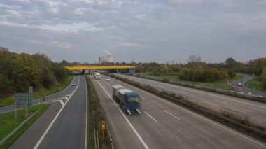 Hannover'da autobahn A2 trafik. Timelapse.