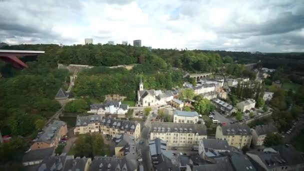 En panoramautsikt glas lyft arrangemang i Luxemburg. — Stockvideo