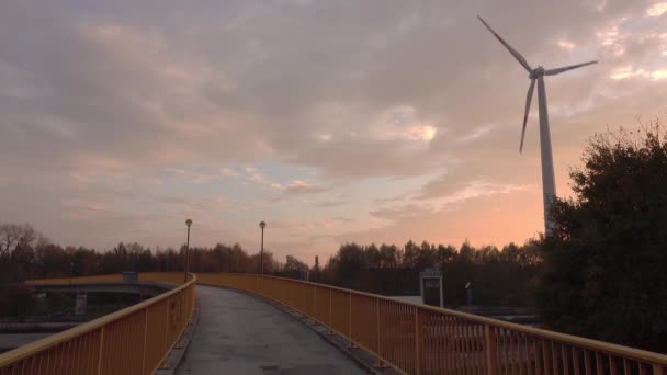 Puente peatonal a través de la autopista — Vídeo de stock