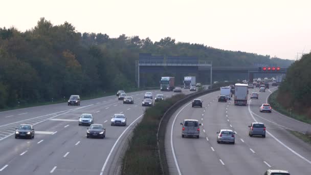 Hannover, deutschland - 04.11.2017: bundesautobahn a2 in hannover — Stockvideo