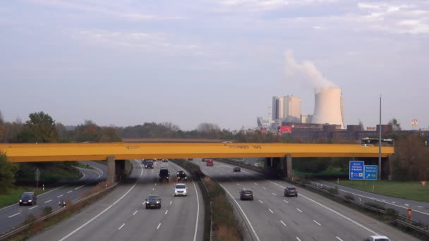 Hannover, Alemania - 04 de noviembre de 2017: Bundesautobahn A2 en Hannover — Vídeo de stock