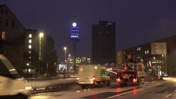 Hannover, Germania - 01 novembre 2017: Traffico mattutino sulla Berliner Allee di Hannover . — Video Stock