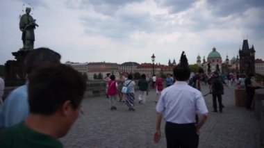 Prague, Çek Cumhuriyeti - 22 Haziran 2017: Prag, Çek Cumhuriyeti için Charles Köprüsü boyunca yürüyüş kalabalığın