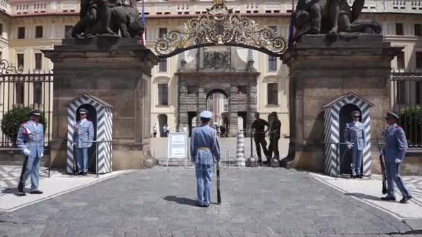 Praga, República Checa - 22 de junho de 2017: Mudança dos guardas na entrada do Palácio Presidencial no Castelo de Praga — Vídeo de Stock