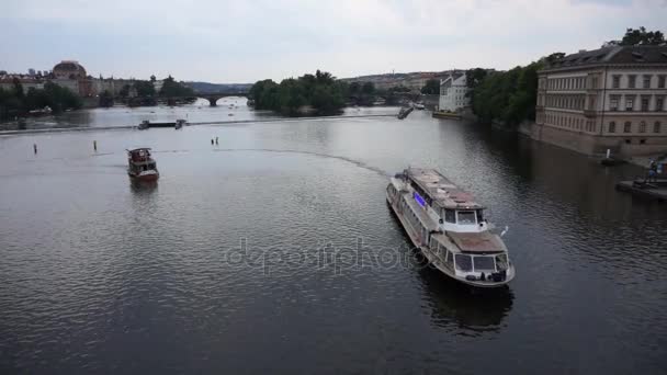 Praga, República Checa - 22 de junio de 2017: Barco de autobús acuático flotando el río Moldava en Praga — Vídeos de Stock