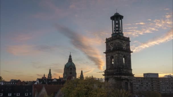 Hannover skyline bij avond — Stockvideo