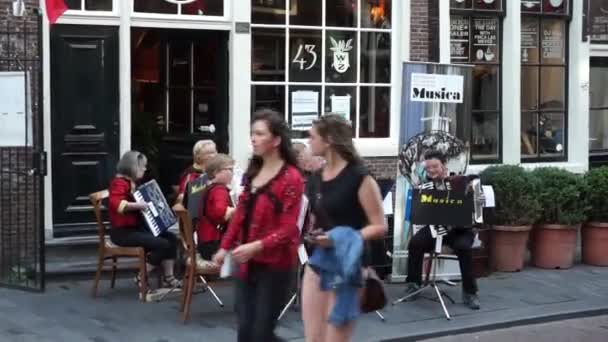 Ámsterdam, Países Bajos - 14 de junio de 2017: Orquesta de acordeonistas en una calle peatonal de la antigua ciudad de Ámsterdam — Vídeos de Stock