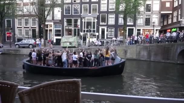 Amsterdam, Nizozemsko - 14. června 2017: Skupina mladých dívek, veselá činí chodit z lodi na kanály v Amsterdamu — Stock video