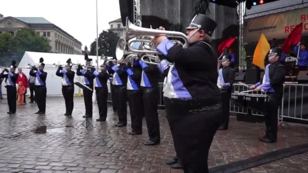 Hannover, Alemanha - 08 de setembro de 2013: Brass band on a City Day Entdeckertag em Hannover . — Vídeo de Stock